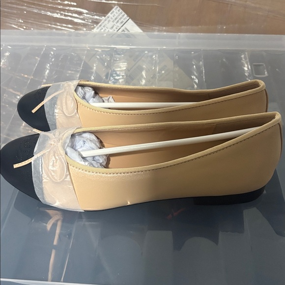 Elegant Black and Tan Women's Flats - LAST PAIR SALE ‼️‼️‼️‼️ - Picture 5 of 7